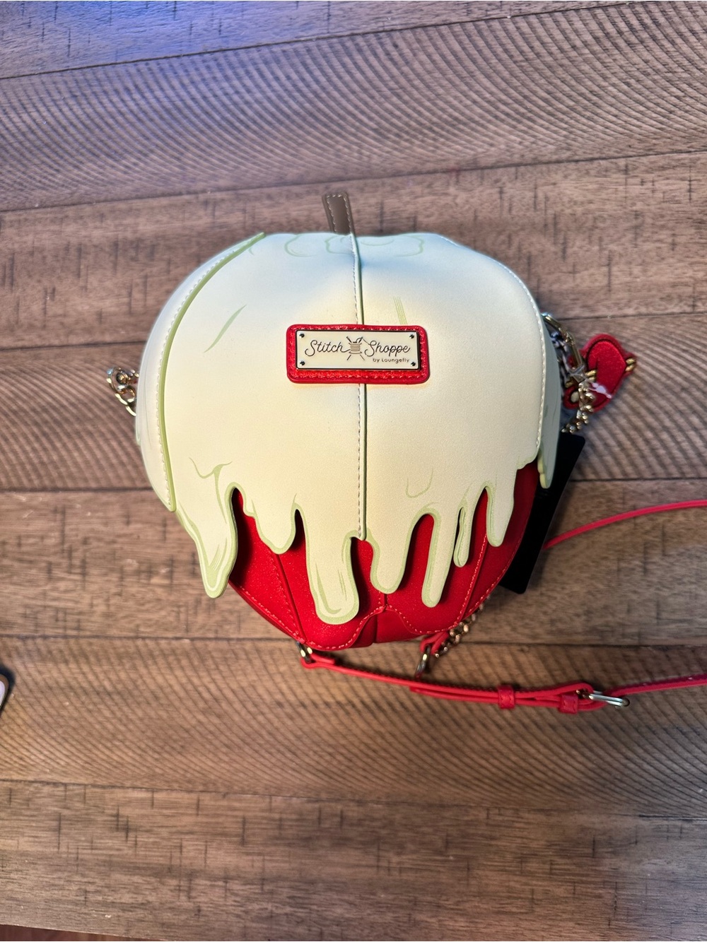 Rare Disney Loungefly Snow White Glow In The Dark Apple purse - Picture 4 of 7